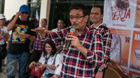 Cawagub DKI Djarot Saiful Hidayat melakukan dialog bersama warga Kebayoran Baru, Jakarta, Selasa (7/2). Djarot mengajak warga untuk 'melek' terhadap perubahan yang terjadi di Jakarta selama dipimpin olehnya bersama Ahok. (Liputan6.com/Gempur M Surya)