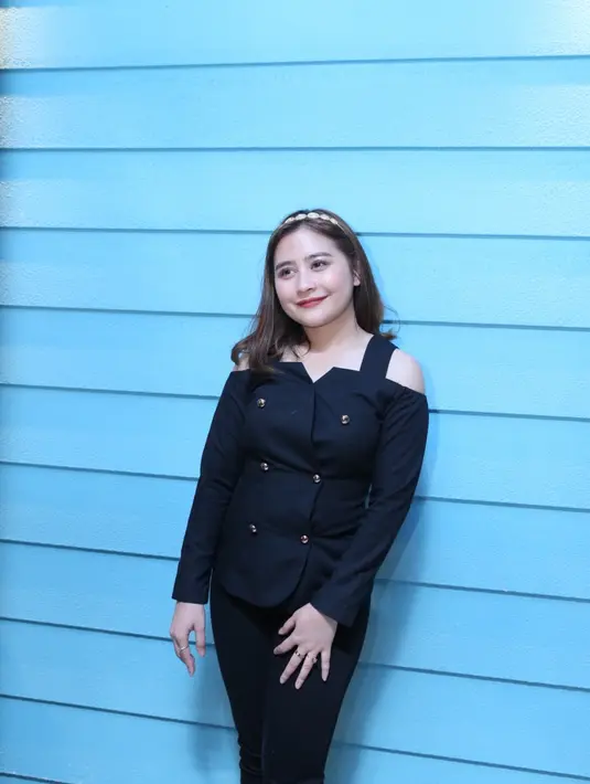 "Akhirnya aku latihan vokal lama banget sama teh Rika Roeslan, kita kayak ngubah suara sedikit-sedikit, kayak kalau bule agak powerfull kalau aku lebih seksi dan santai. Akhirnya kita ubah dan otak-atik, Selva setuju dan jadilah," jelasnya. (Daniel Kampua/Fimela.com)