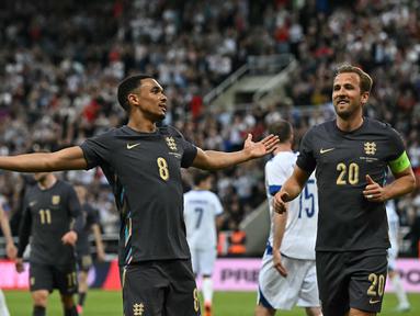 Bek Inggris #08 Trent Alexander-Arnold (kiri) berselebrasi dengan Harry Kane setelah mencetak gol kedua tim ke gawang Bosnia-Herzegovina dalam laga uji coba internasional jelang Euro 2024  di St. James' Park, Newcastle, Selasa dini hari WIB (4/6/2024). (Paul ELLIS / AFP)