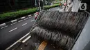 Pengendara melintas dekat kawat berduri yang diletakkan di atas trotoar Jalan Asia Afrika, Jakarta Pusat, Selasa (28/12/2021). Kawat berduri yang berada di trotoar tersebut sangat mengganggu para pejalan kaki yang melintas. (Liputan6.com/Johan Tallo)