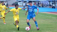 Sutanto Tan (biru) saat membela PSIM Yogyakarta, beraksi di atas lapangan pada musim 2019. (Bola.com/Vincentius Atmaja)