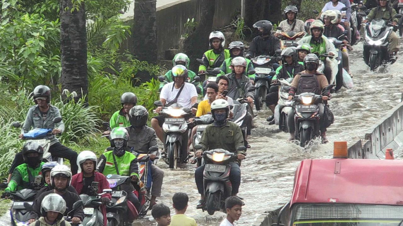 FOTO: Banjir Rendam Jalan Daan Mogot Lalu Lintas Tersendat