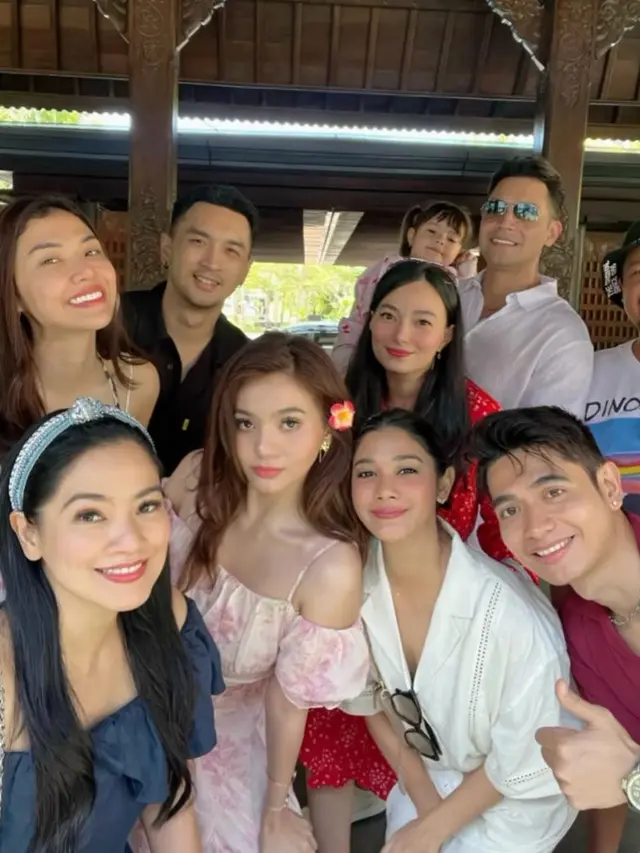 6 Beda Gaya Titi Kamal dan Naysila Mirdad Liburan Bareng ke Bali dengan Outfit Santai