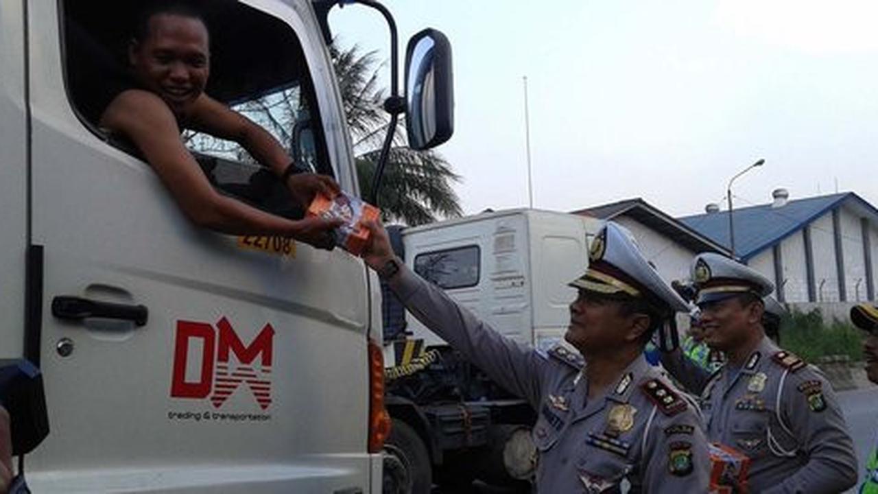 Polisi bagikan takjil di pos tempat warga lapor perampokan dicueki