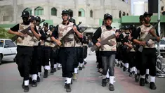 Sejumlah pelajar berbaris sambil memegang senjata kayu selama latihan militer di sebuah sekolah, Rafah, Jalur Gaza, Senin (28/3). Para pelajar dengan semangat diajarkan beberapa gerakan militer. (REUTERS / Ibraheem Abu Mustafa)
