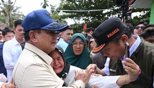 Presiden Prabowo Subianto saat meninjau warga terdampak banjir di sejumlah daerah di Provinsi Sumatera Utara. (Dok. Biro Pers Presiden)