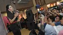 Penampilan penyanyi Krisdayanti membawakan lagu saat launching album original soundtrack Ayat Ayat Cinta 2 di Jakarta, Senin (4/12). Album tersebut berkolaborasi dengan Rossa, Krisdayanti serta Raisa dan lain-lainnya. (Liputan6.com/Herman Zakharia)