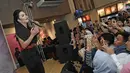Penampilan penyanyi Krisdayanti membawakan lagu saat launching album original soundtrack Ayat Ayat Cinta 2 di Jakarta, Senin (4/12). Album tersebut berkolaborasi dengan Rossa, Krisdayanti serta Raisa dan lain-lainnya. (Liputan6.com/Herman Zakharia)