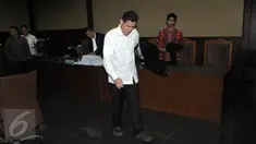 Mantan Bendahara Umum DPP Partai Demokrat M. Nazaruddin usai menjalani sidang beragendakan tuntutan jaksa penuntut umum KPK, Jakarta, (11/5). Nazaruddin dituntut 7 tahun penjara dan denda Rp 1 miliar subsider 1 tahun kurungan. (Liputan6.com/Helmi Afandi)