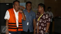 Direktur CV Putra Pratama Zulfikar Muharrami berjalan meninggalkan Gedung KPK, Jakarta, seusai diperiksa penyidik, Senin (10/10). Zulfikar diduga turut menyuap Bupati Banyuasin Yan Anton sebesar Rp 1 Milyar. (Liputan6.com/Helmi Afandi)