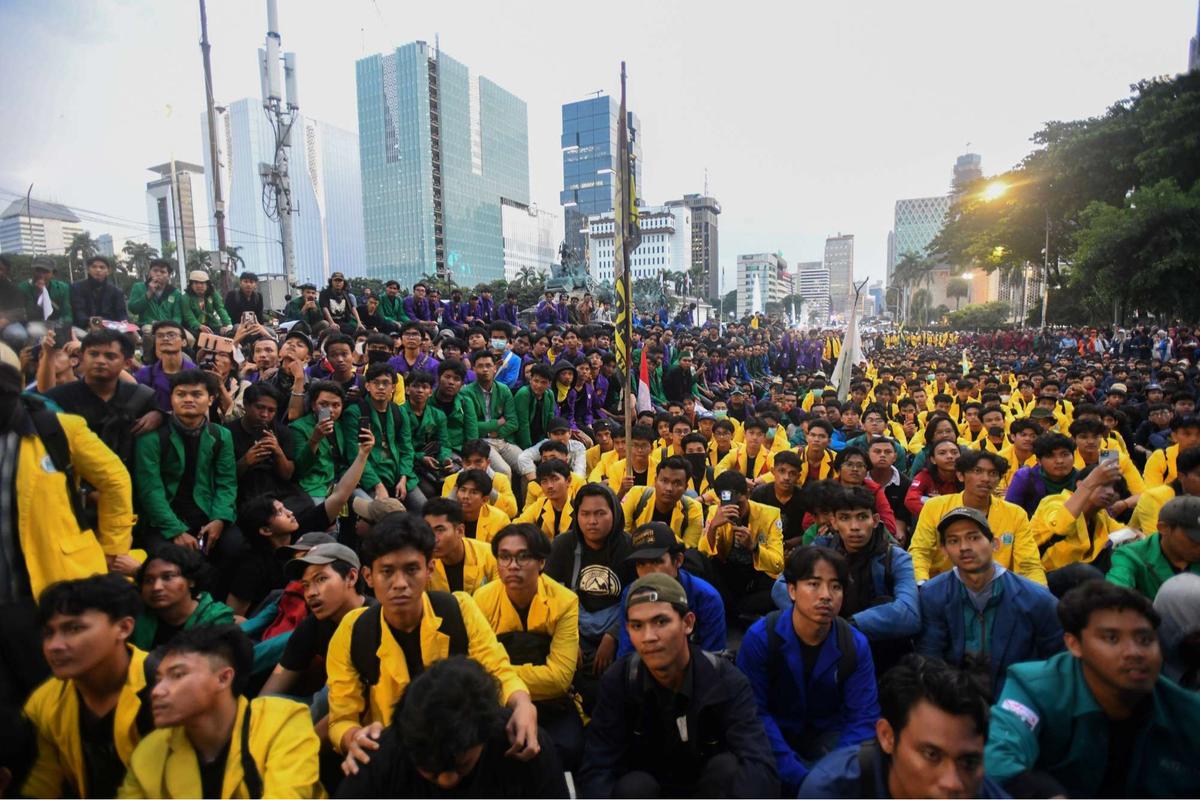 Mensesneg temui mahasiswa di aksi Indonesia Gelap