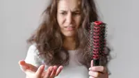 5 Kesalahan Wanita Lanjut Usia yang Bikin Rambut Rontok