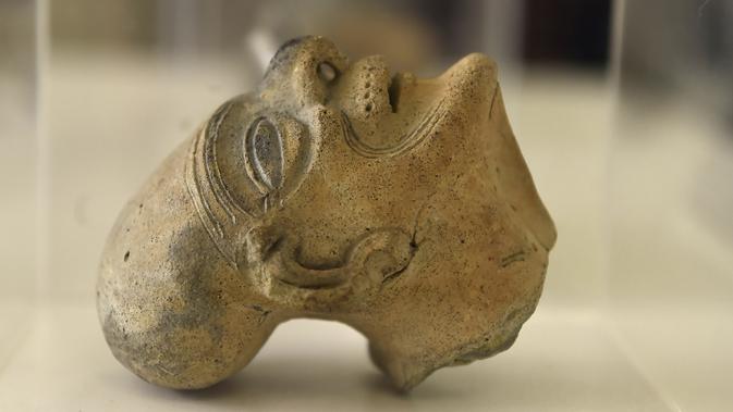 Sebuah patung yang ditemukan di Ekuador ditampilkan di Museum Nasional, Quito, Ekuador, Rabu (25/7). Sebanyak 13 kepingan artefak pra-Hispanik akan dilelang di Jerman. (Rodrigo BUENDIA/AFP)