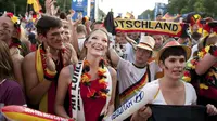 Suporter Timnas Jerman merayakan kemenangan Der Panzer atas Perancis 1-0 di Berlin, (4/7/2014). (REUTERS/Steffi Loos)