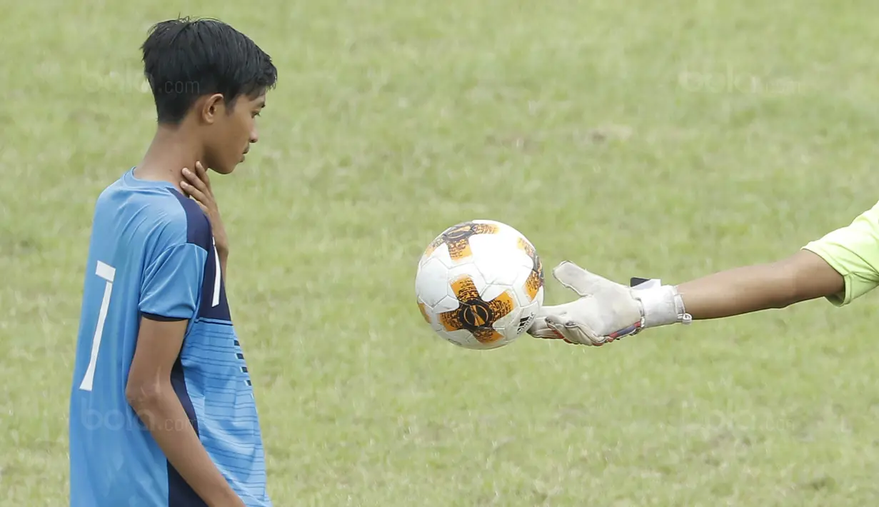 Pemain Unitomo Surabaya menerima bola dari kiper UMM Malang saat adu penalti pada laga Torabika Campus Cup 2017 di Stadion Universitas Negeri Malang, Rabu, (01/11/2017). UMM menang adu penalti 4-3 atas Unitomo. (Bola.com/M Iqbal Ichsan)
