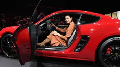 Petenis cantik asal Rusia, Maria Sharapova berpose di kursi pengemudi Porsche 718 Cayman GTS selama pameran mobil AutoMobility LA di Los Angeles Convention, California (29/11). Sharapova tampil cantik dengan gaun berwarna coklat. (AFP/Kevork Djansezian)