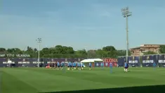 Momen eksklusif Arda Turan akrab bersama pemain di ruang ganti tim Barcelona.