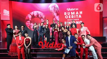 Sejumlah artis pemeran dalam 7 series bertabur bintang yang siap tayang di Vidio berfoto bersama usai konferensi pers Vidio Original Series 2024 bertemakan Rumah Cerita bertabur bintang di Jakarta, Kamis (29/2/2024). (Liputan6.com/Angga Yuniar)