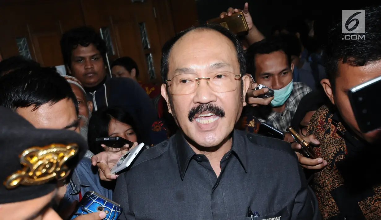 Mantan kuasa hukum terdakwa dugaan korupsi pengadaan e-KTP Setya Novanto, Fredrich Yunadi memberi keterangan usai menjalani sidang di Pengadilan Tipikor, Jakarta, Kamis (8/2). Sidang mendengar dakwaan Jaksa Penuntut Umum. (Liputan6.com/Helmi Fithriansyah)