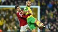 Norwich kembali mendapatkan peluang emas di menit ke-57. Sepakan kaki kiri Teemu Pukki masih dapat ditepis David De Gea. (AFP/Daniel Leal)