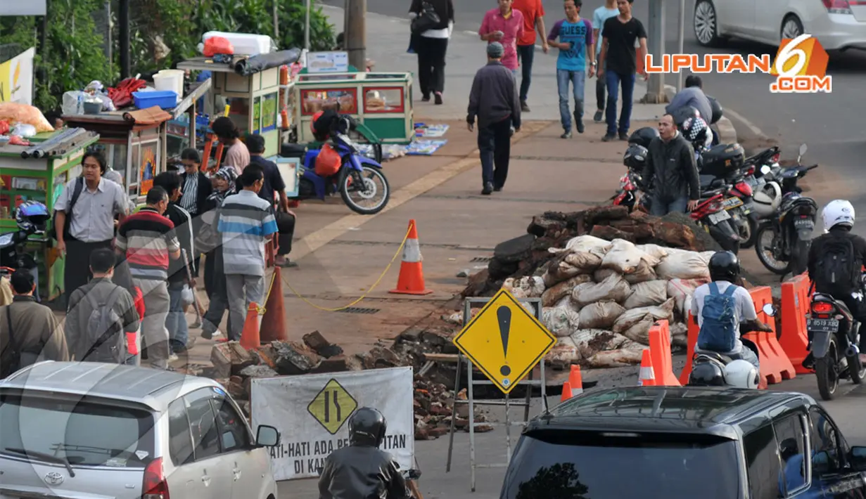  Amblasnya jalan di jalan Sudirman membuat kemacetan Kamis (10/4/2014)  (Liputan6.com/Johan Tallo).