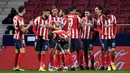 Para pemain Atletico Madrid merayakan gol yang dicetak oleh Angel Correa ke gawang Sevilla pada laga Liga Spanyol di Stadion Wanda Metropolitano, Selasa (12/1/2021). Atletico Madrid menang dengan skor 2-0. (AFP/Pierre-Philippe Marcou)