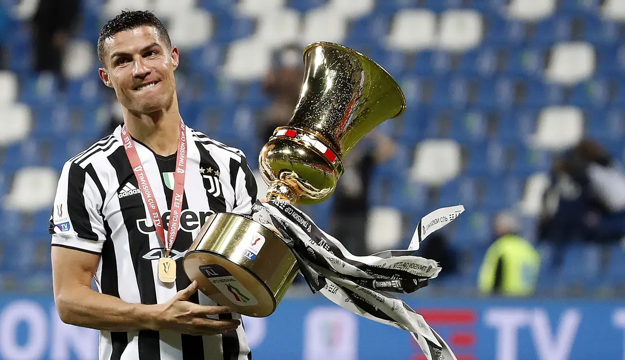 Pemain Juventus, Cristiano Ronaldo merayakan kemenangan bersama trofinya saat memenangkan Piala Italia setelah mengalahkan Atalanta pada partai final di Mapei Stadium, Reggio Emilia, Italia, 19 Mei 2021. (AP Photo/Antonio Calanni)