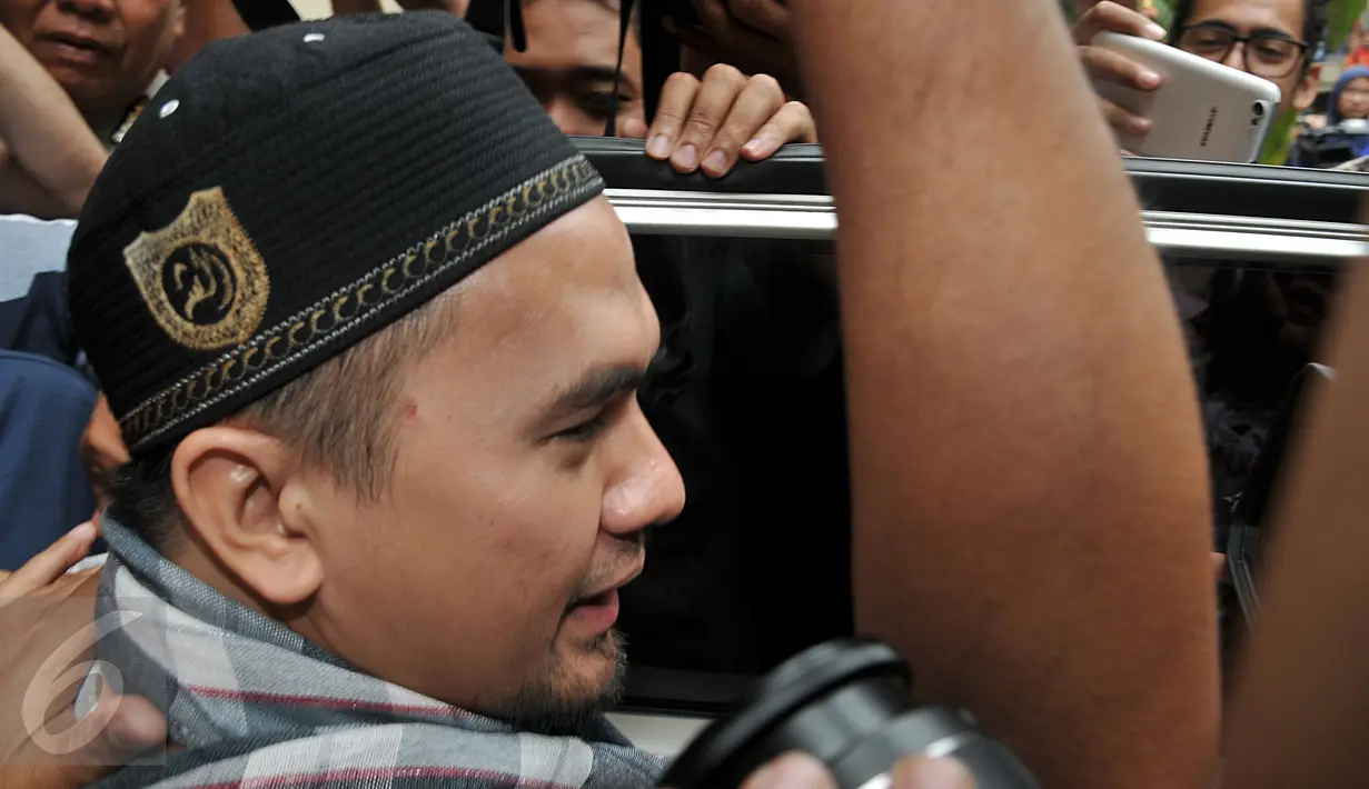 Penyanyi dangdut Saipul Jamil saat akan masuk ke dalam mobil untuk keluar melakukan shalat Jumat di Polsek Kelapa Gading, Jakarta, Jumat (19/2). Saipul ditetapkan sebagai tersangka kasus pencabulan terhadap seorang remaja pria. (Liputan6.com/Johan Tallo)