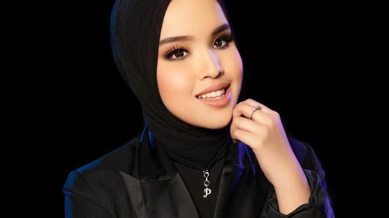“Aku sangat amat menyukainya. Dia manis banget, sangat rendah hati. Dia tak mengerti dirinya sebagus itu,” Simon Cowell menyanjung.