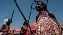 Penari suku Maasai Kenya tampil pada saat kedatangan pesawat khusus yang membawa trofi Piala Dunia FIFA selama Tur Dunia di bandara Internasional Jomo Kenyatta di Nairobi (26/2). (AFP Photo/Yasuyoshi Chiba)