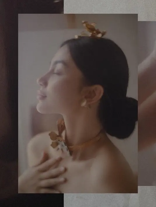 Meski simple, headpiece ini memberikan sentuhan elegan dan rambut Ariel Tatum yang disanggul [instagram/anaditya_]