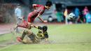 Pemain Timnas Laos U-19, Peeter Phanthavong, terjatuh saat berebut bola dengan pemain Timnas Malaysia U-19, Fakrul Fareez, pada laga final Piala AFF U-19 2022 di Stadion Patriot Chandrabhaga, Bekasi, Jumat (15/7/2022). (Bola.com/Bagaskara Lazuardi)