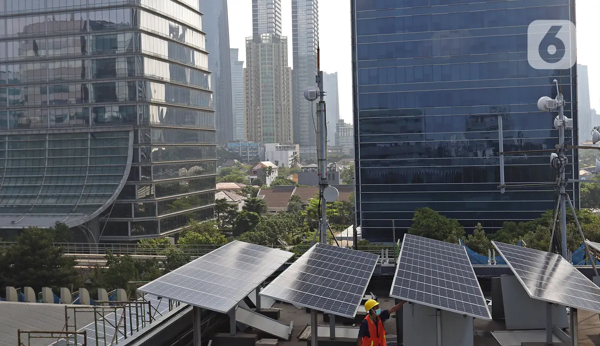 Pekerja memeriksa intalasi panel surya di Gedung Dirjen Ketenagalistrikan Kementerian ESDM di Jalan Rasuna Said, Jakarta, Senin (27/9/2021). Kementerian Perindustrian memacu industri panel surya dalam negeri dengan target TKDN panel surya mencapai 90 persen pada 2025. (Liputan6.com/Herman Zakharia)