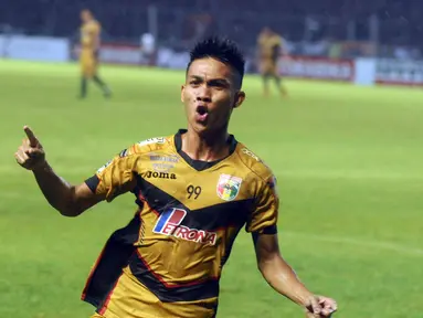 Pemain tengah Mitra Kukar, Yogi Rahadian melakukan selebrasi usai mencetak gol ke gawang Semen Padang di final turnamen piala Jenderal Sudirman di Stadion GBK Jakarta, Minggu (24/1/2016). Gol Yogi dicetak pada menit 89. (Liputan6.com/Helmi Fithriansyah)