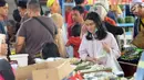 Warga memilih makanan dan minumam untuk berbuka puasa atau takjil di kawasan Bendungan Hilir atau Benhil, Jakarta, Senin (6/5/2019). Kawasan Benhil menjadi tempat warga dan pekerja kantoran untuk berburu menu takjil setiap Ramadan. (Liputan6.com/Herman Zakharia)