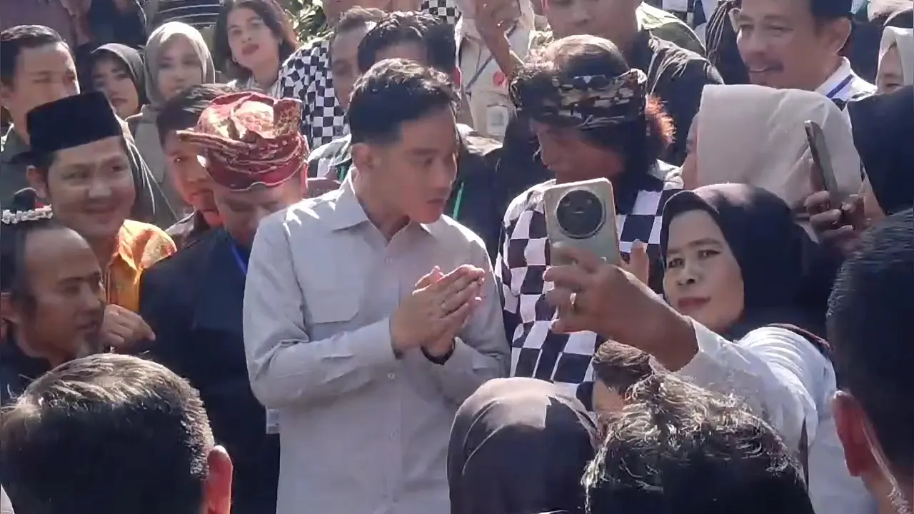 Gibran Datangi Warga Lampung Timur, Sampaikan Permintaan Maaf Jokowi usai Kunjungan Batal