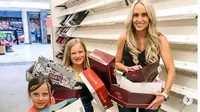 Carrie Jernigan  memborong sepatu di toko yang bangkrut untuk disumbangkan. (dok.Instagram @carriejernigan/https://www.instagram.com/p/B0bHJqkBHT_/Henry