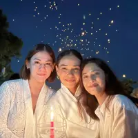 Intip potret Reuni Geng Cinta di Festival Lampion dalam perayaan Waisak (@therealdisastr)