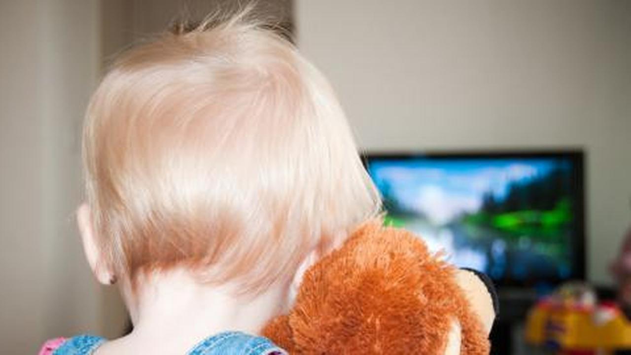 Jauhkan anak dari TV ketika jam tidur!