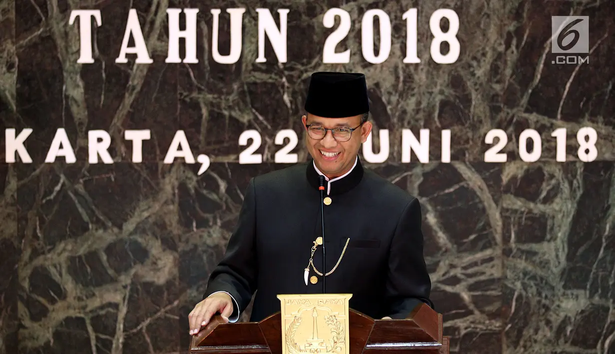 Gubernur DKI Jakarta Anies Baswedan memberi sambutan dalam Malam Resepsi HUT ke-491 Kota Jakarta di Balai Kota Jakarta, Jumat (22/6). Acara tersebut dihadiri oleh para duta besar negara dan sejumlah tokoh. (Liputan6.com/JohanTallo)