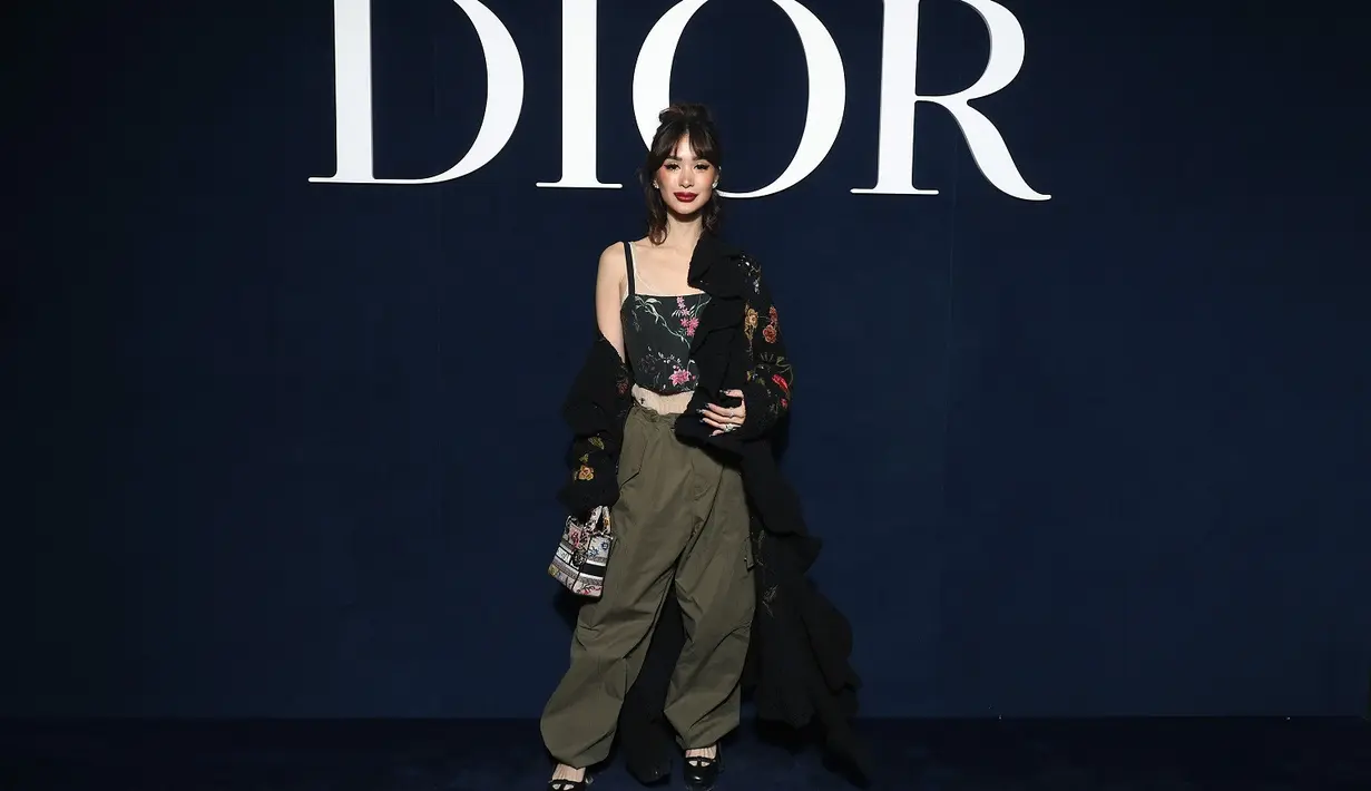 Aktris Filipina Heart Evangelista tampil menawan berbalut atasan floral dan jogger pants army.  [Dok/Dior].