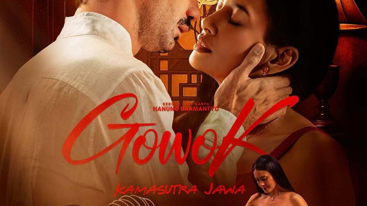 7 Potret Reza Rahadian Pakai Beskap Merah di Gala Night Film 'GOWOK', Ungkap Rahasia Kamasutra Jawa