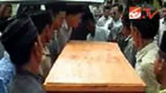 Jenazah korban ledakan gas elpiji tiga kilogram yang meninggal di Rumah Sakit Umum Dokter Sudono, Madiun, Jawa Timur, dibawa ke kampung halamannnya di Ponorogo. Korban meninggal setelah menjalani perawatan selama 15 hari.