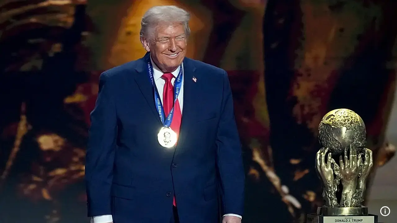 Trofi FIFA Peace Price diserahkan langsung oleh Presiden FIFA Gianni Infantino ke Donald Trump dalam acara pengundian Piala Dunia 2026 di Kennedy Center, Washington D.C, Jumat (5/12025). (Dok. AP)