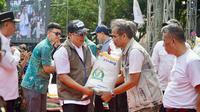 Direktur Utama Perum BULOG, Ahmad Rizal Ramdhani dalam kegiatan Gerakan Pangan Murah (GPM) Beras SPHP (Stabilisasi Pasokan dan Harga Pangan) dan Penyaluran Bantuan Pangan (Banpang) di Markas Komando Daerah Militer (Makodam) III/Siliwangi, Bandung, Kamis, 24 Juli 2025.