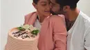 Beberapa minggu lalu Zayn pun juga menunjukan keromantisannya saat sang pacar ulang tahun. Terlihat dalam unggahan Gigi yang sedang memegang kue ulang tahun berwarna pink sambil dipeluk oleh Zayn. (Instagram/zaynmalik)