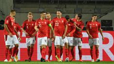 Pemain Swiss merayakan gol yang dicetak Mario Gavranovic ke gawang Jerman pada laga lanjutan UEFA Nations League 2020/2021 di RheinEnergie Stadion, Rabu (14/10/2020). Jerman bermain imbang 3-3 atas Swiss. (AFP/Ina Fassbender)