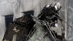 Tim evakuasi melihat kondisi Pesawat Hercules C-130 yang  jatuh di Medan, Selasa (30/6/2015). Evakuasi masih terus dilakukan, ditemukan 51 korban jiwa dalam peristiwa tersebut. (Reuters/Roni Bintang)