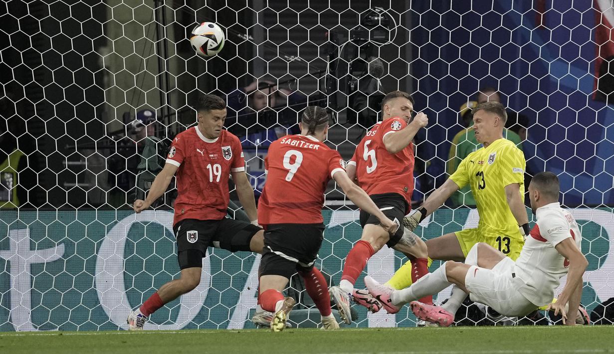 Bek Timnas Turki, Merih Demiral (kanan) mencetak gol pertama timnya ke gawang Timnas Austria pada laga babak 16 besar Euro 2024 di Red Bull Arena, Leipzig, Jerman, Rabu (3/7/2024). (AP Photo/Thanassis Stavrakis)