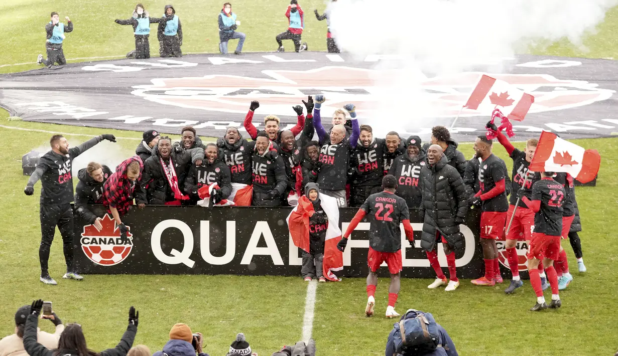 Para pemain Kanada merayakan kemenangan mereka setelah mengalahkan Jamaika pada pertandingan Kualifikasi Piala Dunia 2022 Zona CONCACAF di Venue BMO Field, Senin (28/3/2022) dini hari WIB. Kanada lolos ke Piala Dunia 2022 usai melibas Jamaika 4-0. (Nathan Denette/The Canadian Press via AP)